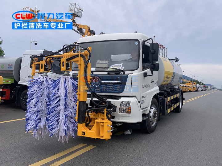 徐工灑水車加裝城市護(hù)欄清洗機